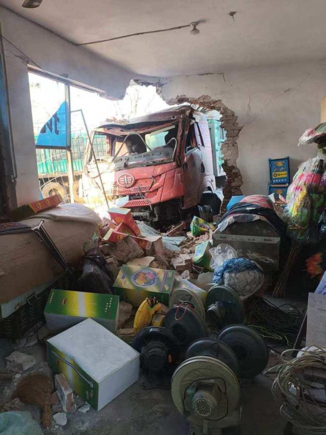货车冲进花圈店店主称亏蚀30多万 房屋受损严重激励关注