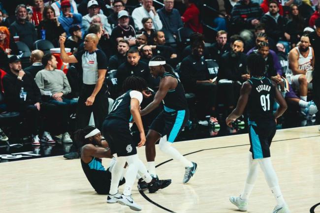 开拓者不敌太阳 杨瀚森未登场 六连败再添新伤