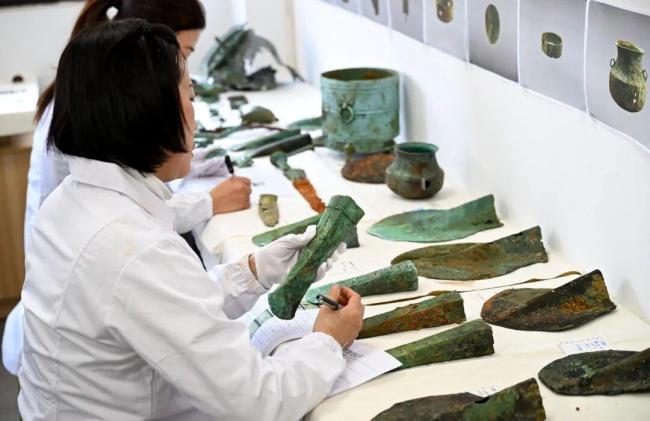 弥勒发现两千多年前墓地 出土文物展现汉代青铜辉煌