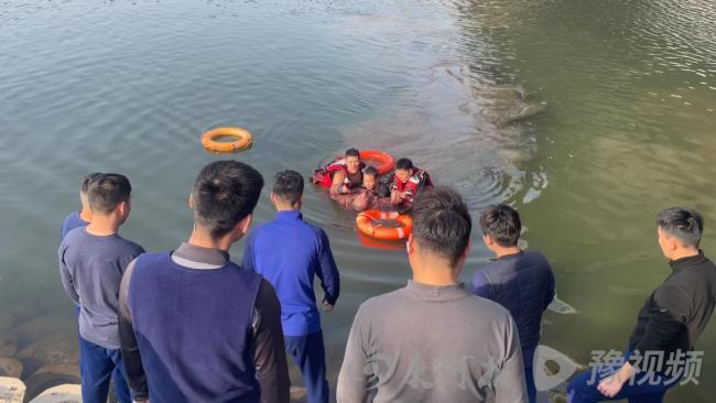 消防员5分钟生死营救落水者 冰冷河水中显身手