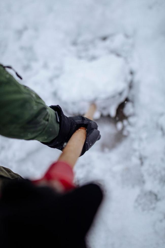 男子穿短裤赴东北被冻得跳脚转圈 南方小伙的“热血”教训