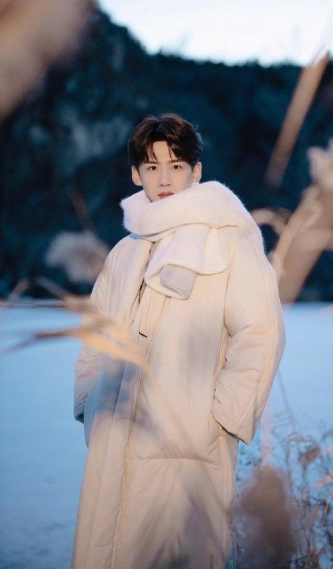 白敬亭内搭 冬日高级感的温柔诠释