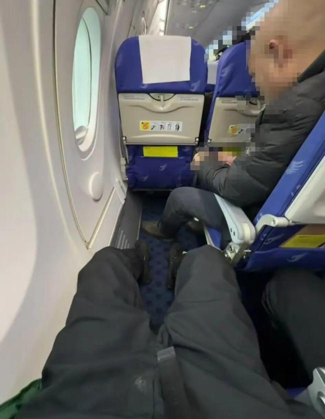 乘机选紧急出口座位空间堪比商务舱 前排无座椅更宽敞
