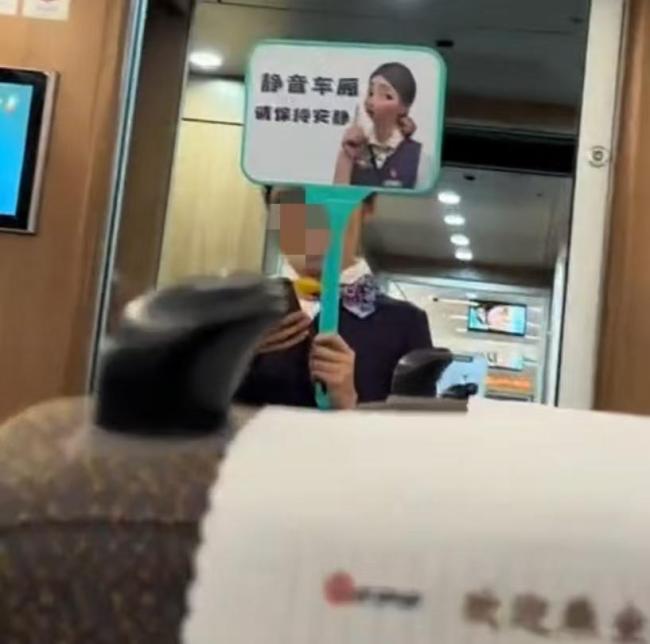 高铁静音车厢乘务员举牌巡逻 维护安静环境