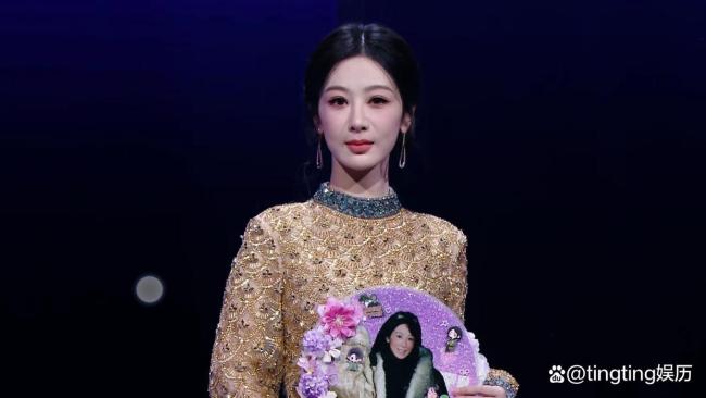杨紫微博之夜红毯造型 鎏金礼服惊艳亮相