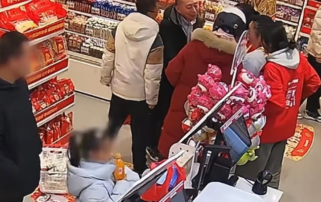 女子买零食抽中10克足金金条