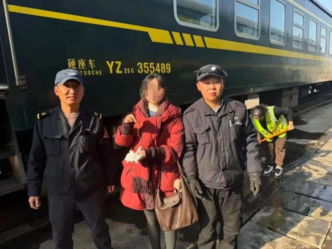 乘客带娃如厕 金项链掉火车便池冲走