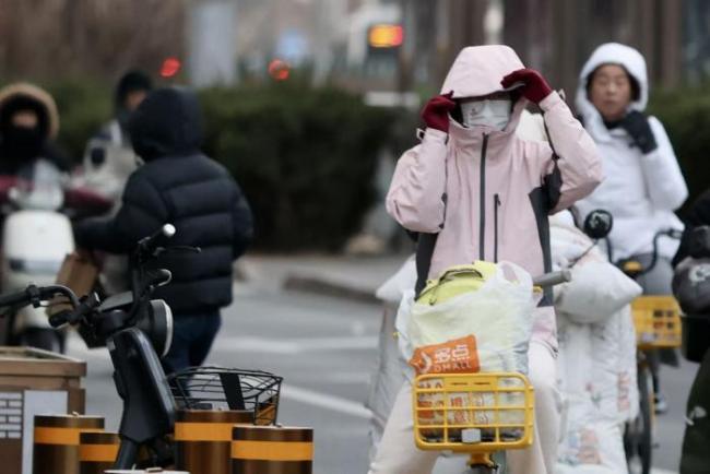 北京大风寒潮双预警持续生效 气温骤降8℃