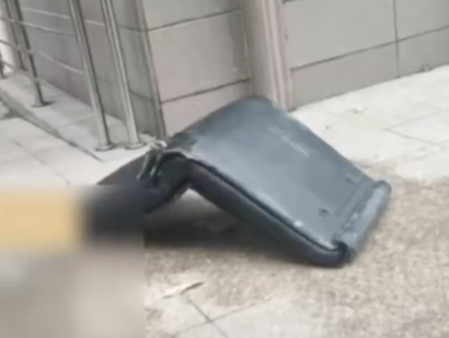 68岁老人15楼推下皮椅险些砸中路人 公众人物的另一面