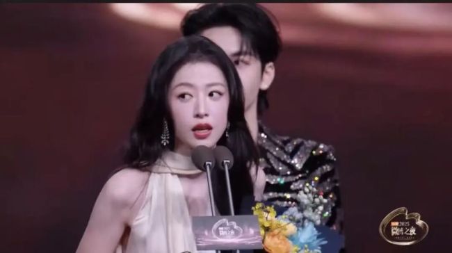 微博之夜张天爱肉体不适离场就医 肠胃歇工缺憾缺席