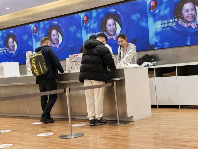 7名中东游客在上海买满40多个行李箱 “买买买”热潮引发关注