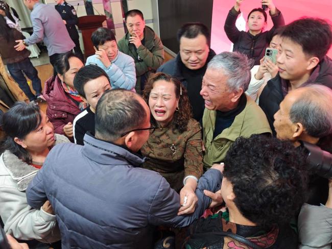 陕西两失散亲属家庭重逢团圆