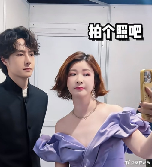 杜华晒与王一博合照视频 后台互动引爆热议