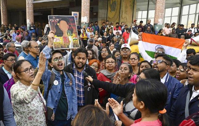 印度男子阻止骚扰女性遭群殴