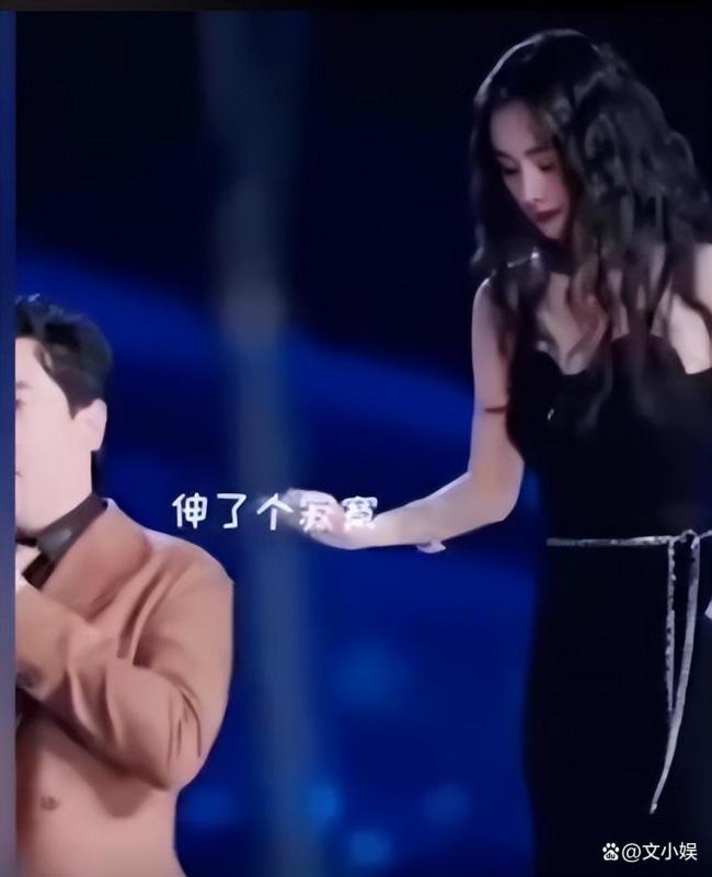 沈腾忘词张艺谋宋佳杨幂刘耀文笑疯了 授奖礼变笑剧现场