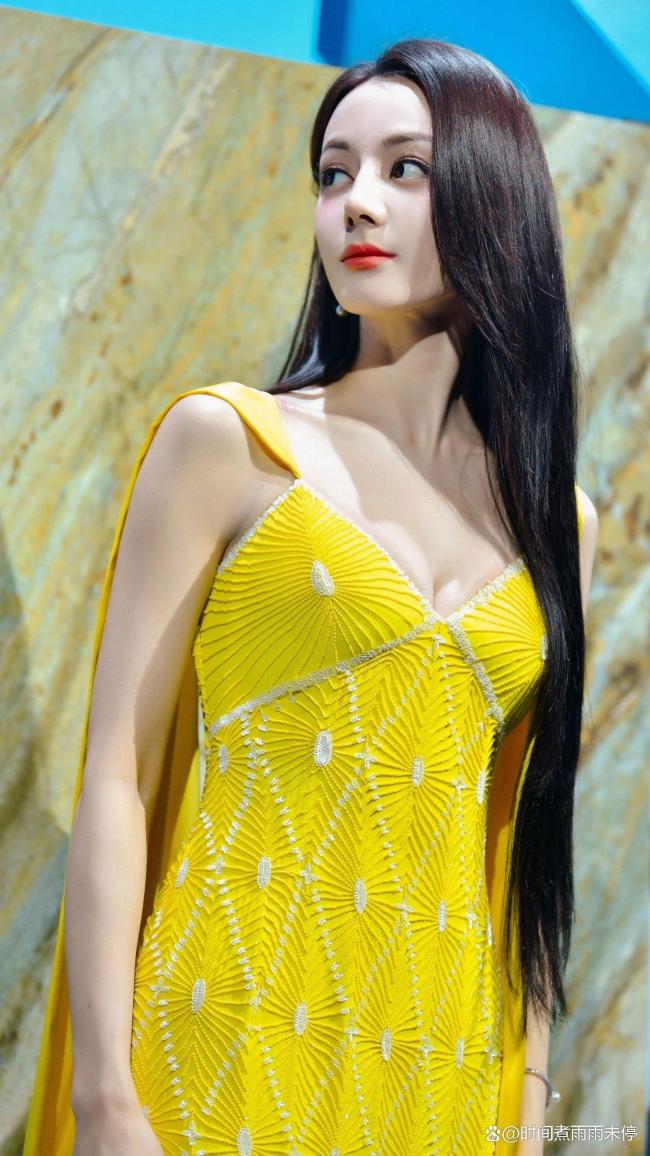 迪丽热巴黑长直的神 又好意思又飒气场全开