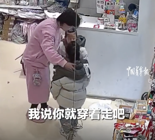 姐姐攒20元为妹妹买新衣 店主免费送 温暖举动感动人心