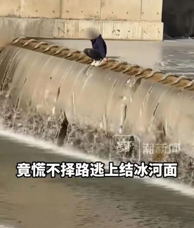 男子逃避查酒驾在冰面上奔跑