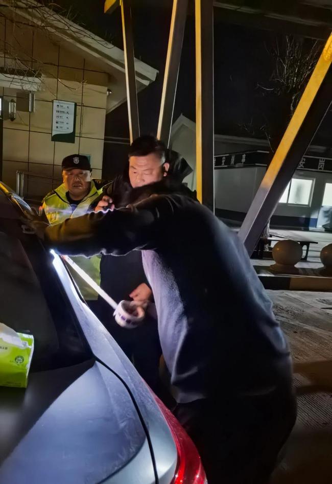 妈妈误将孩子反锁车内 大哥们破窗救人