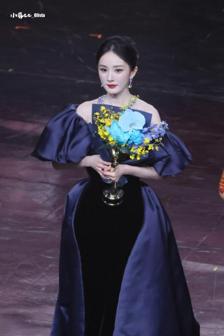 杨幂微博QUEEN 祈福语燃烧全场