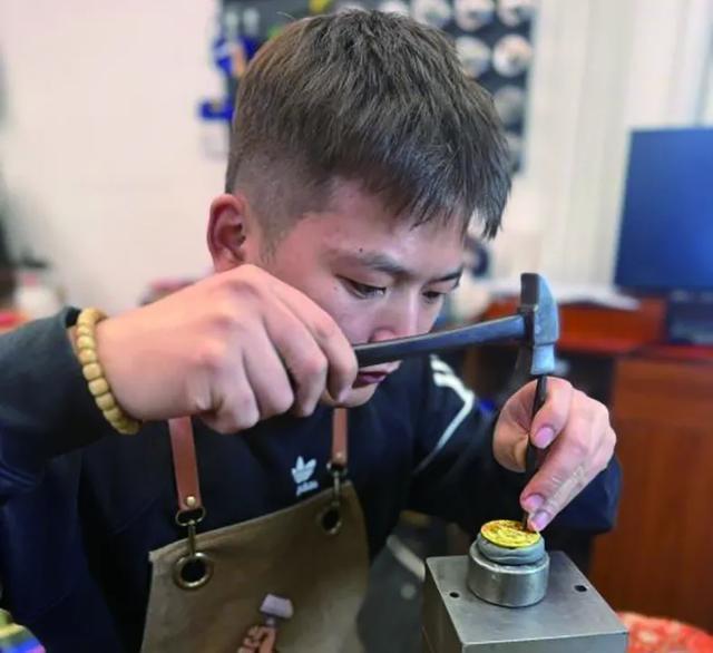 打金店生意火爆有人1周改1次款 金价波动引发消费转向