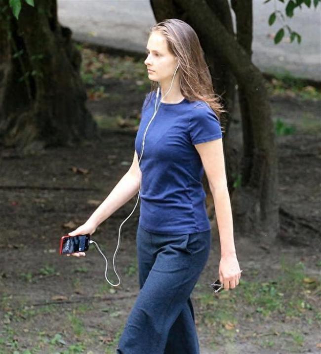 爱泼斯坦入狱后女友仍不离不弃 复杂关系曝光