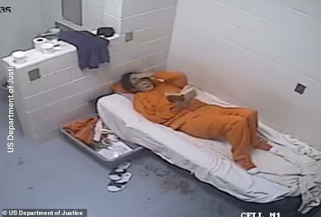 爱泼斯坦前女友在牢房活动监控曝光:四周都是白墙 身着橙色囚服躺床上看书