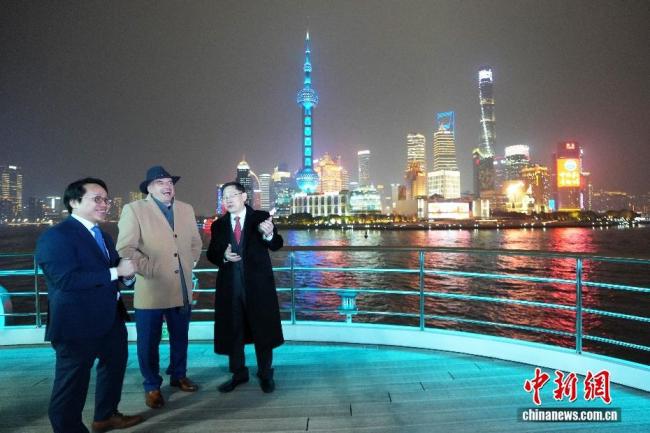 乌拉圭总统夜游黄浦江 欣赏美景交流互动