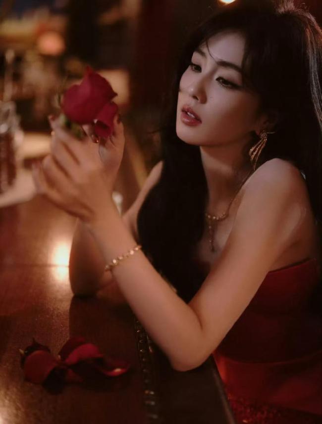 白鹿微博之夜领奖生图 红裙飞吻引爆全网