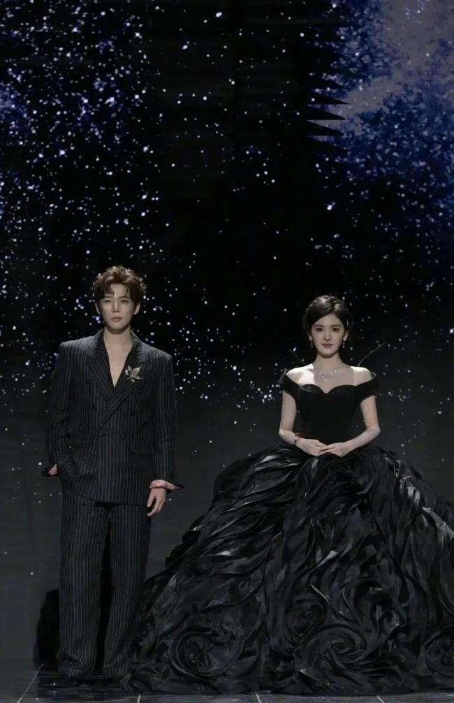 陈齐灵微博之夜红毯生图 鲜美昂贵气质注视