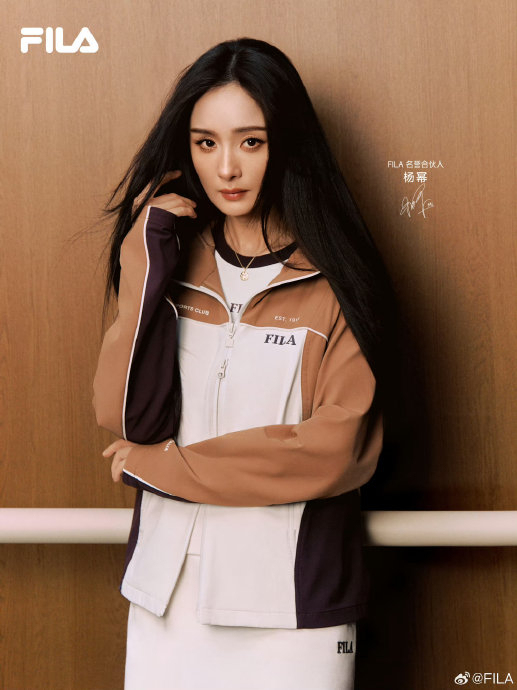 杨幂身子斜的皆快躺那了 内场热聊成焦点