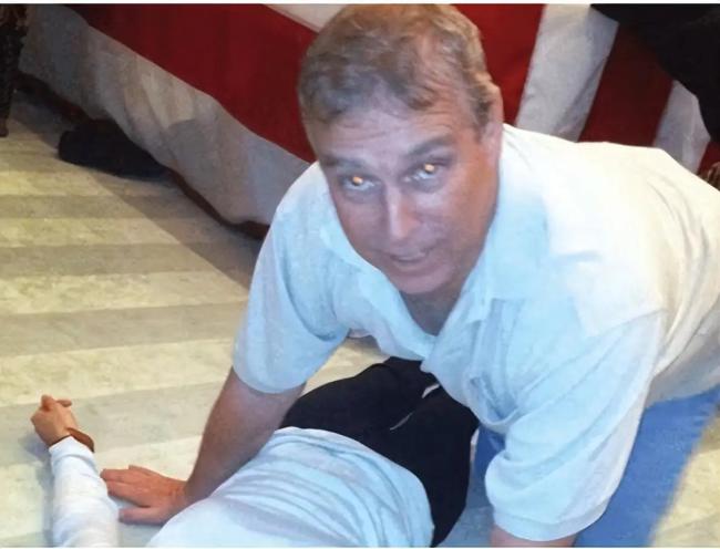 爱泼斯坦入狱后女友仍不离不弃 复杂关系曝光