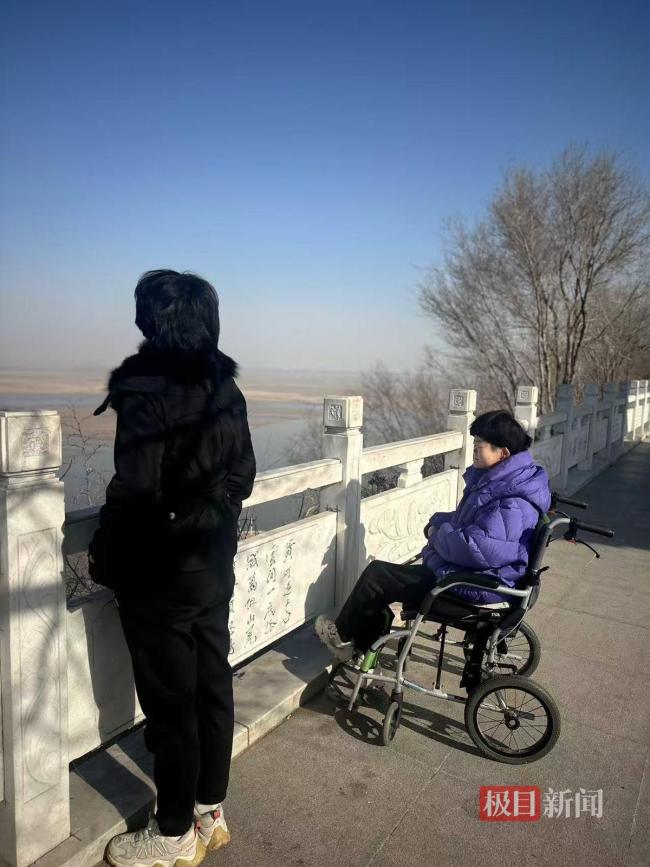 24岁蝴蝶宝贝病情严重时曾瘫痪在床 坚强面对罕见病挑战