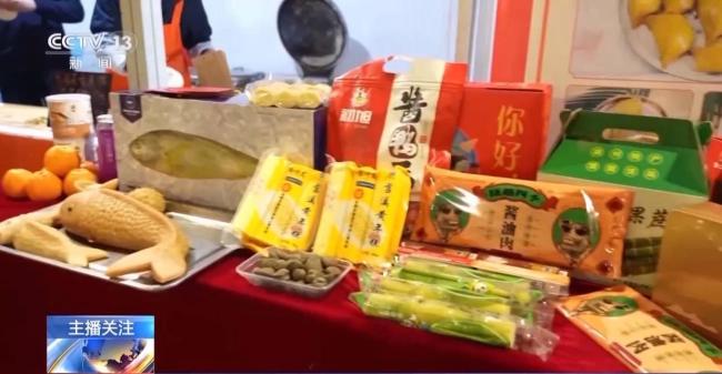 多地新年氛围感已拉满 年货市集热闹非凡