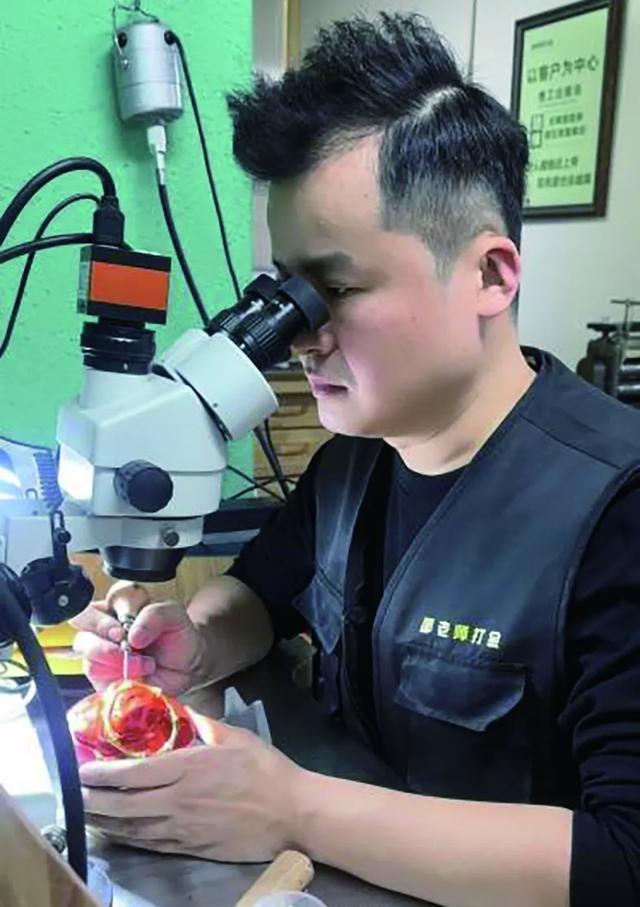 打金店生意火爆有人1周改1次款 金价波动引发消费转向