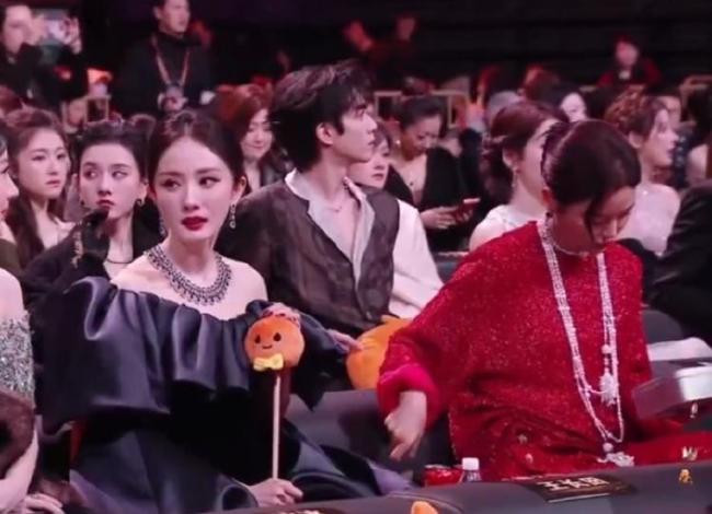 杨幂职责室发文称很震悚 座位争议激励热议