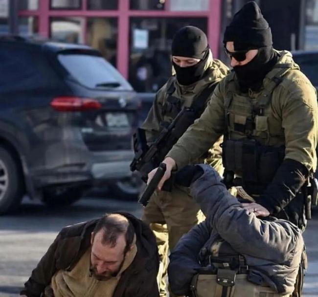 底层斩杀线 顶层萝莉岛 名人沉默引热议