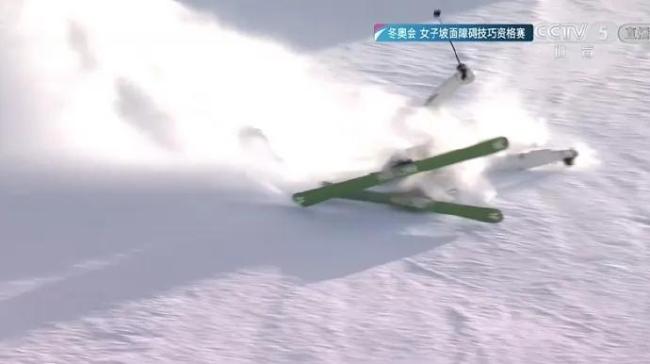 谷爱凌首轮失误获1.26分 暖心拥抱鼓励