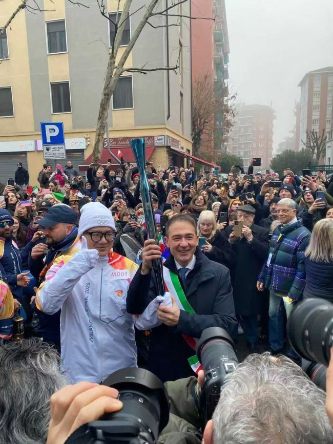 冬奥会中国火炬手:亲吻了奥运火炬 激动分享荣耀时刻