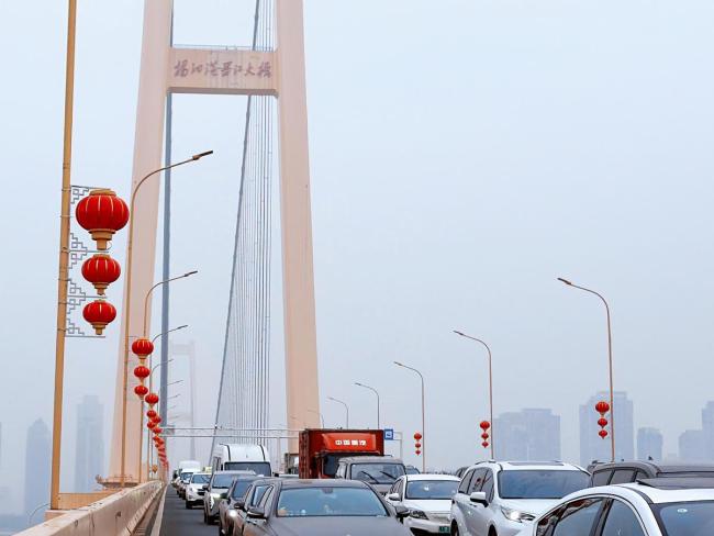 武汉红灯笼挂起来了 年味十足