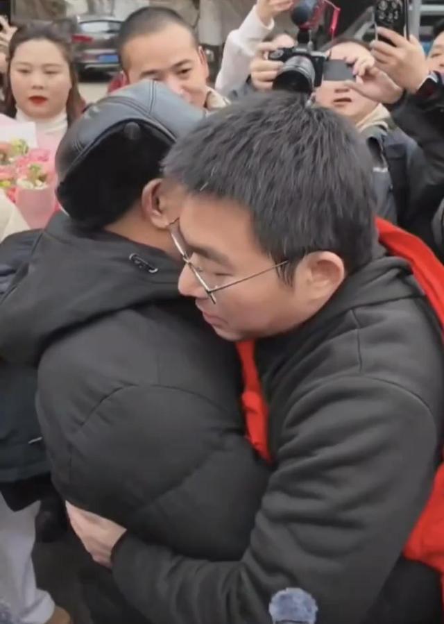 男子2个月大被拐走 34年后终回家 迟来的团圆