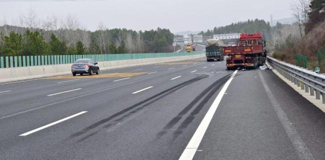 司机智驾松手致车突停 后方大货追尾 新手体验智驾酿事故