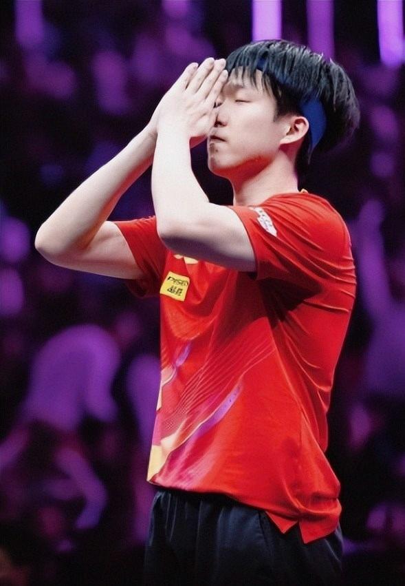 亚洲杯工作人员高举请关闭闪光灯牌子 维护赛场专注