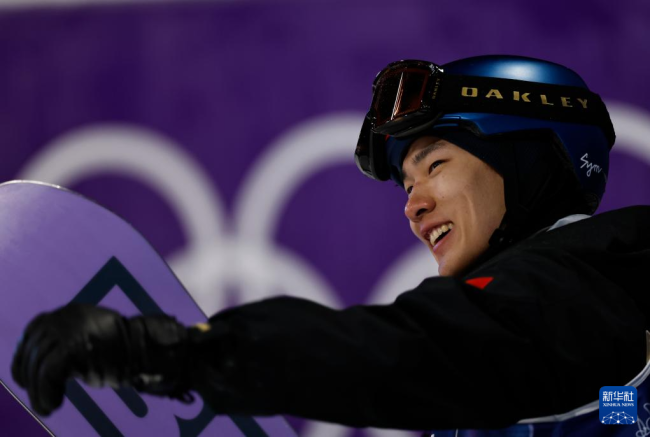 苏翊鸣决赛 第三跳后庆祝