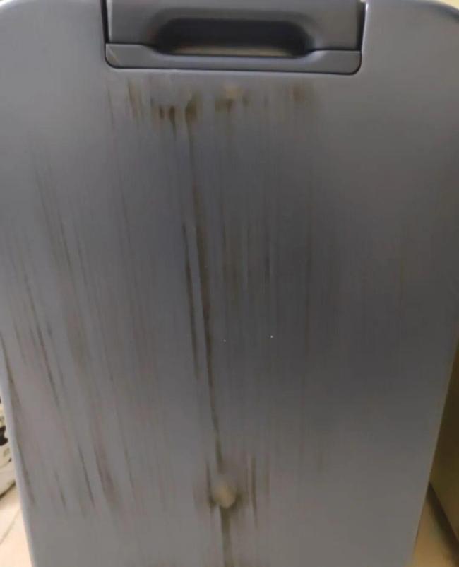 大巴公司回应高速上多件行李被甩飞 调查中将协商赔偿