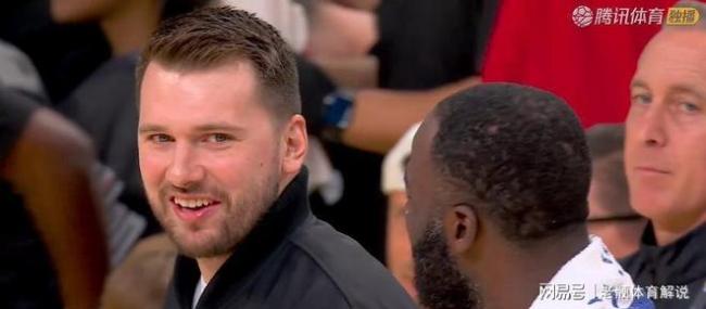 詹姆斯赛后分别和追梦库里拥抱致意 湖人险胜勇士取三连胜