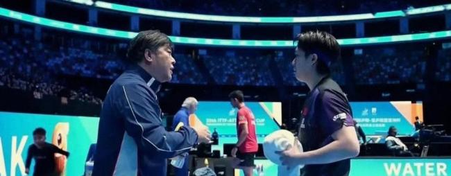 亚洲杯工作人员高举请关闭闪光灯牌子 维护赛场专注