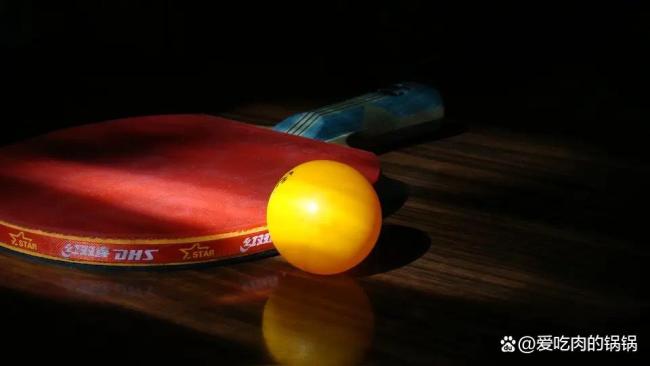 地铁偶遇大爷沉浸式“乒乓大战”