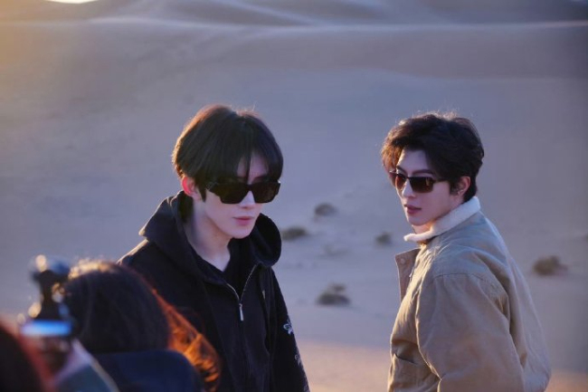 黄星邱鼎杰沙漠合照