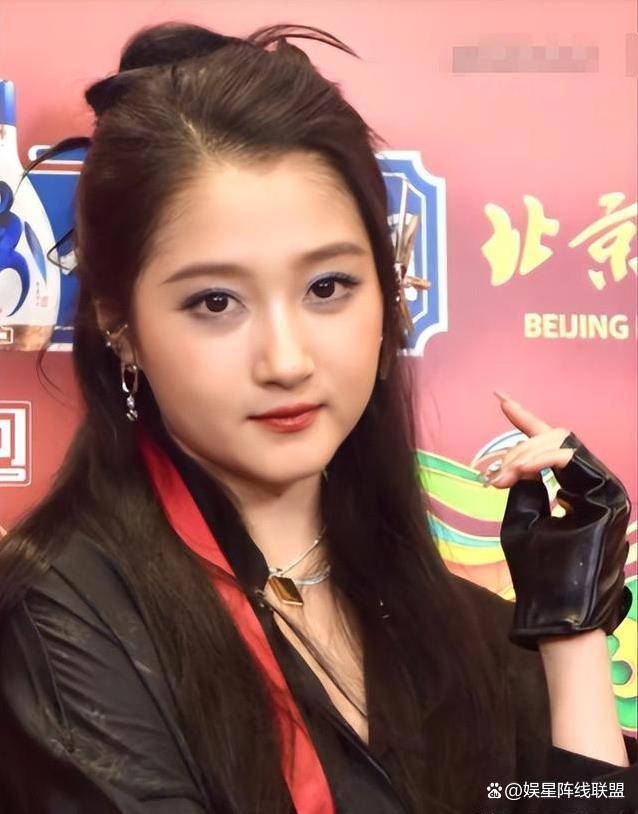 关晓彤回话第11年上北京台春晚 困顿状貌引矜恤